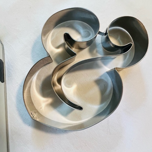 Kate Spade All in Good Taste Deco Dot cookie cutter set and polka dot tin - Picture 11 of 13